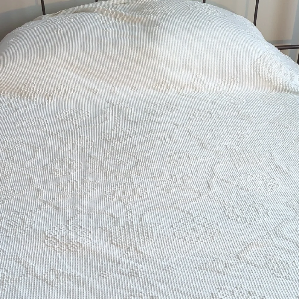 Hob Nail Chenille Bedspread. Bates George Washington Choice